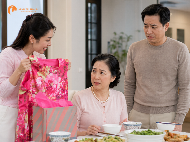 điều kiêng kỵ khi chọn quà tặng mẹ chồng